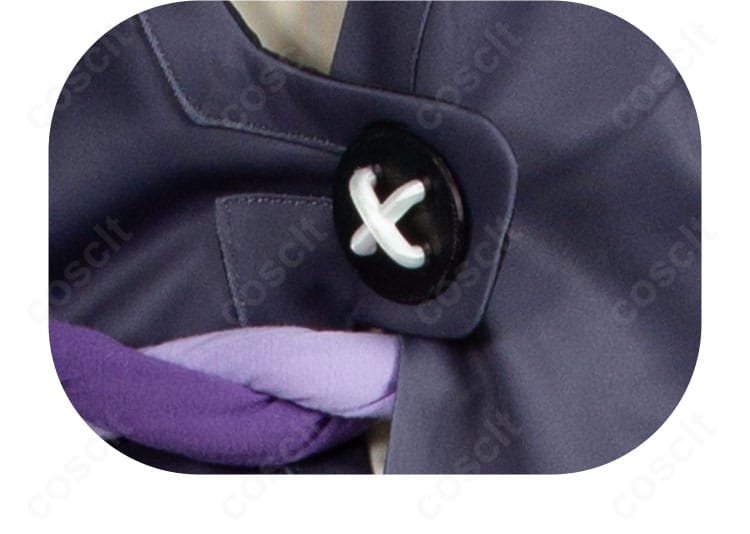 背面バックル近影：コート背面のバックルと縫製補強の様子