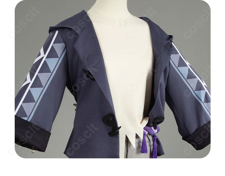 装飾ディテール：胸元からコート縁の刺繍調意匠が際立つスターレイル衣装