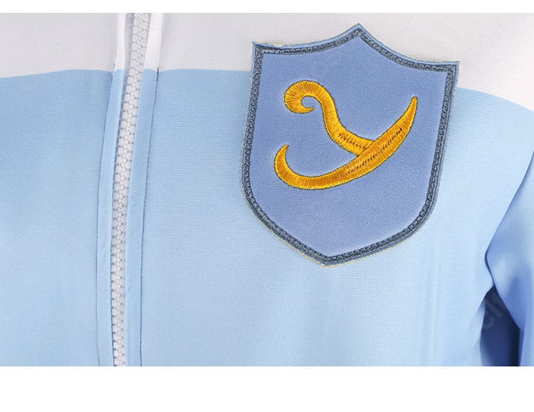 胸元ロゴ装飾の近接。四ツ星学園モチーフを再現したエンブレムがポイント