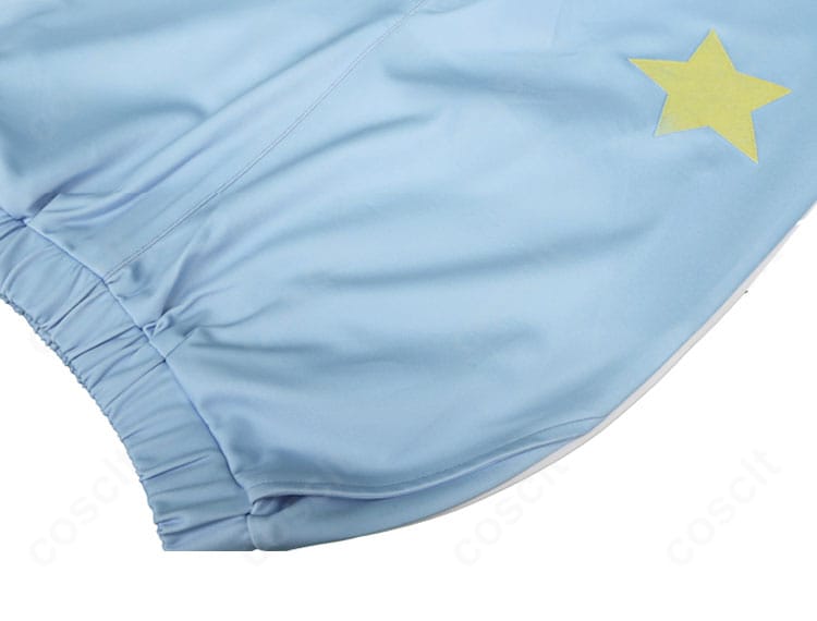 ジャージパンツ裾の配色ラインとステッチ。足元まで統一感のあるデザイン