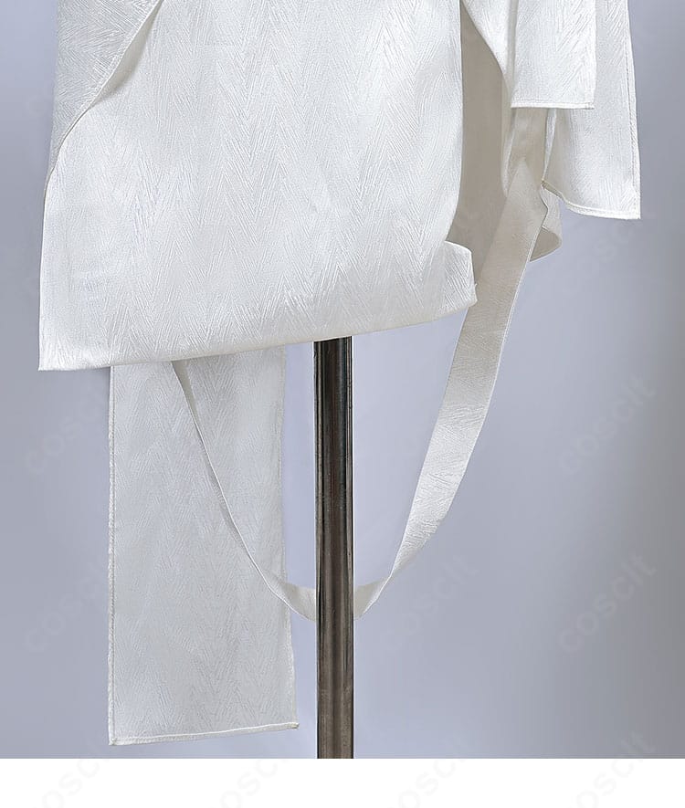 裾の装飾ディテール。花モチーフの意匠で写真映え。