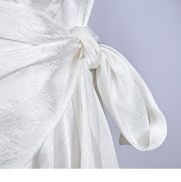 腰の結び目とリボン。優雅なリボンワークがポイント。