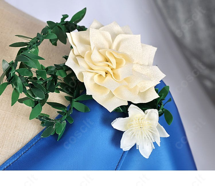 肩飾りのディテール。肩部分の繊細な刺繍風デザインが映える。