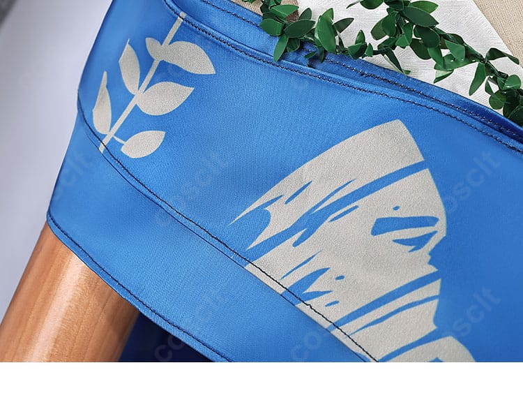 衣襟のクローズアップ。繊細な装飾が施された襟元の質感。