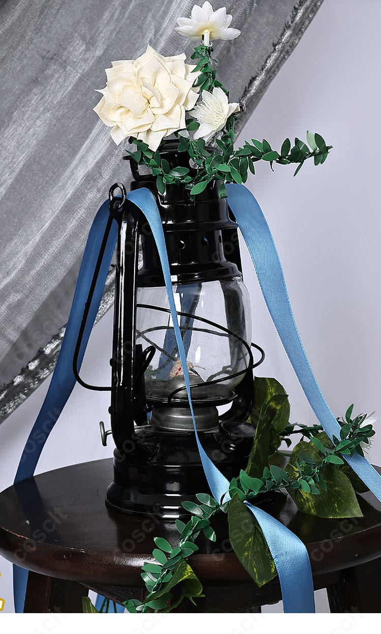 足元の装飾ディテール。落ち着いた色味の小物で全身バランスを調整。