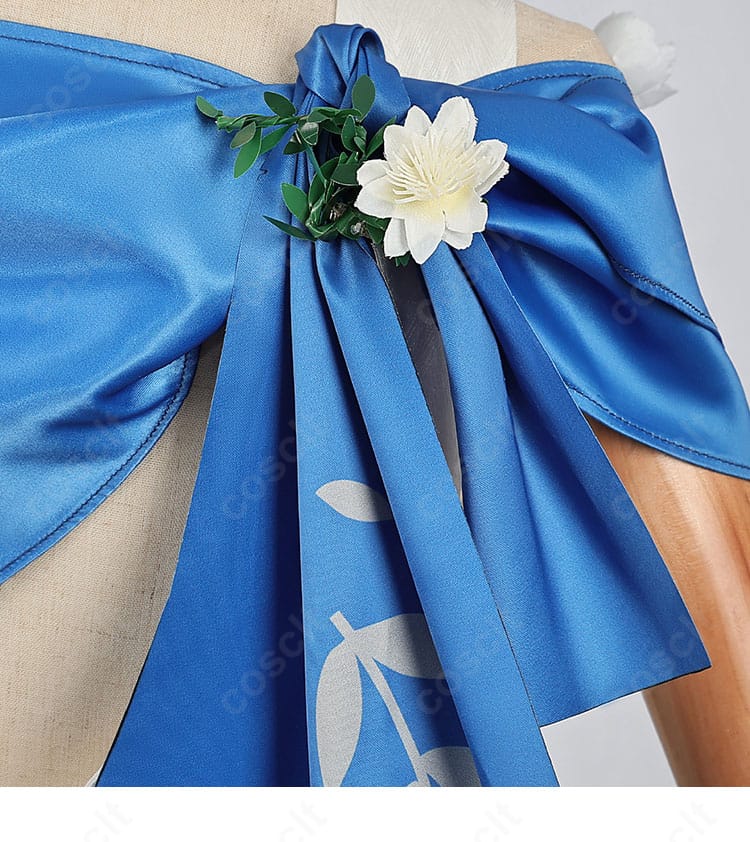 腰結びの花飾りアップ。可憐な花ディテールがアクセント。