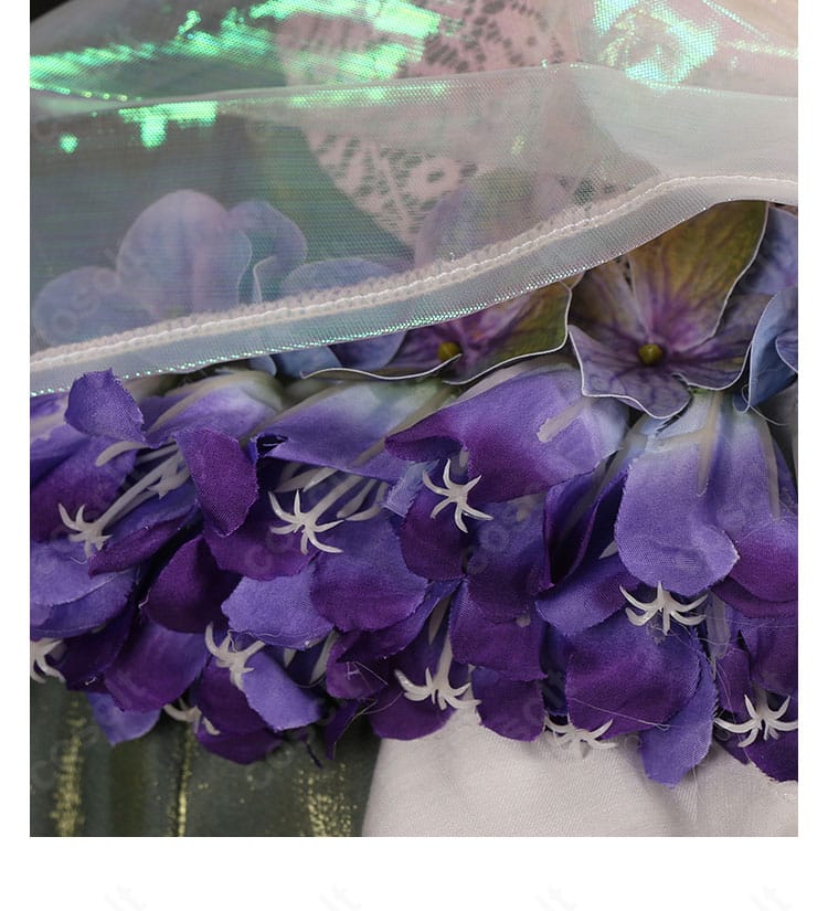 花モチーフの肩飾りディテール。清楚で華やかな意匠を近距離で撮影。