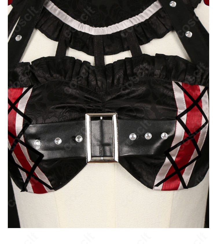 胸元〜ウエスト周りの装飾ディテール。メタリック調モチーフとステッチワークで魔王らしい重厚感を表現