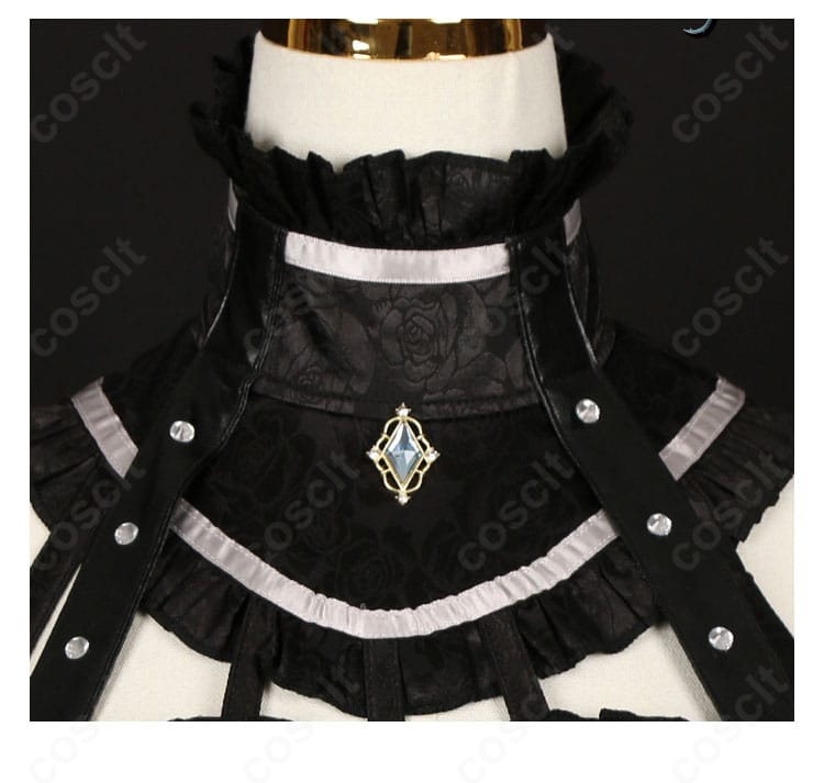 襟元と宝石風装飾のクローズアップ。縫留めと台座の仕上げ、光沢の出方を詳細に示した画像