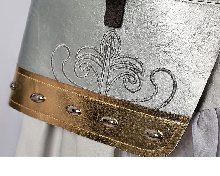 衣裾装飾の接写。裾ラインのパイピングと揺れ感が撮影映えする仕様。