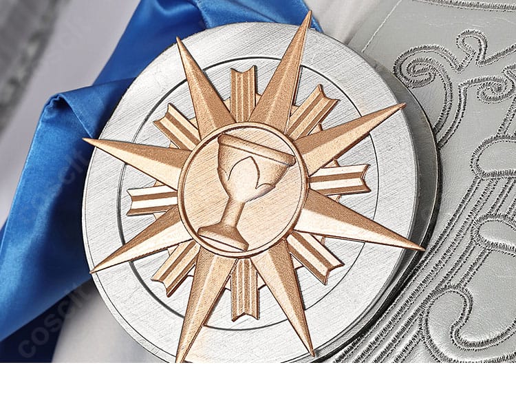 右肩飾りの接写。立体装飾の造形と固定方法を示すディテール。