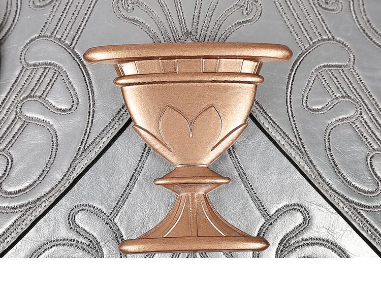 胸元装飾の接写。刺繍とメタル調チャームで高再現を実現。