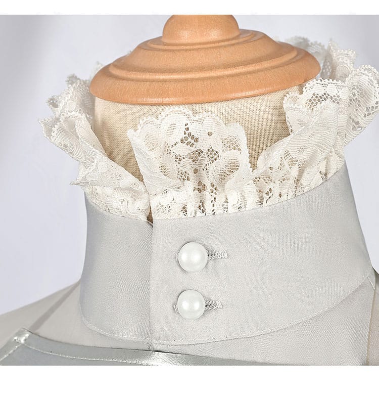 襟飾りの接写。銀の騎士らしいメタリック調パーツと上品な配色を強調。