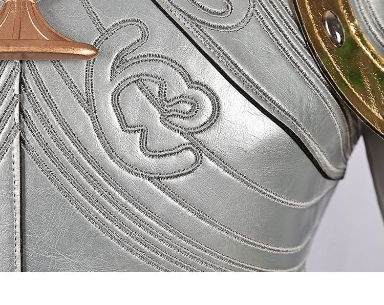 衣襟装飾の接写。縁取りのステッチとメタリックパーツの質感を確認。