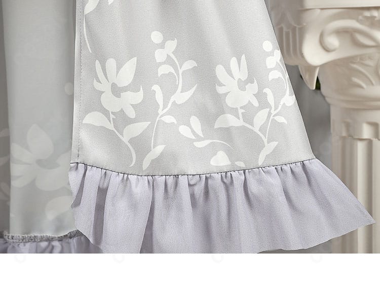 スカート裾の接写。レイヤードによる陰影と上品なドレープ。