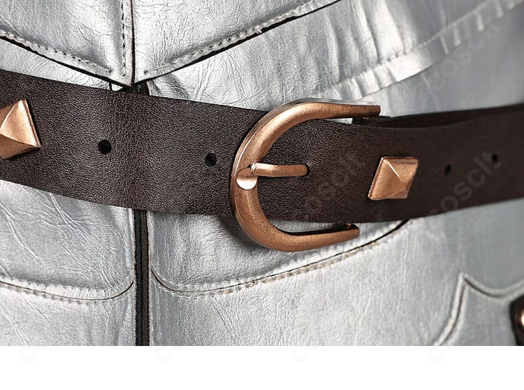 ベルト装飾の接写。金具と帯の質感、位置調整のしやすさが分かる。
