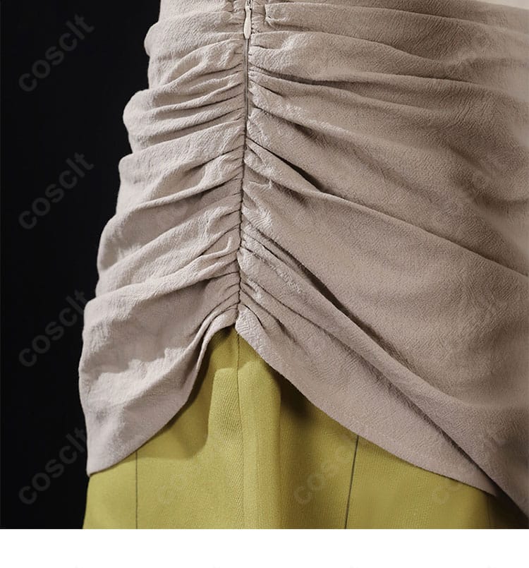 ダンジョン飯 リシオンのコスプレ衣装 腰部ディテール。生地のシワ感と装飾の取り付け精度を示す近接写真