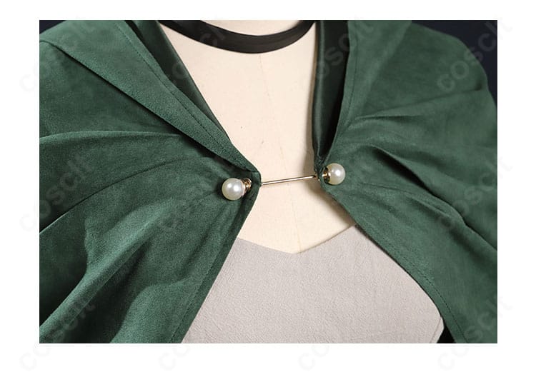 シスヒス衣装の襟元クローズアップ。繊細な刺繍と装飾金具の質感が分かるアップ画像