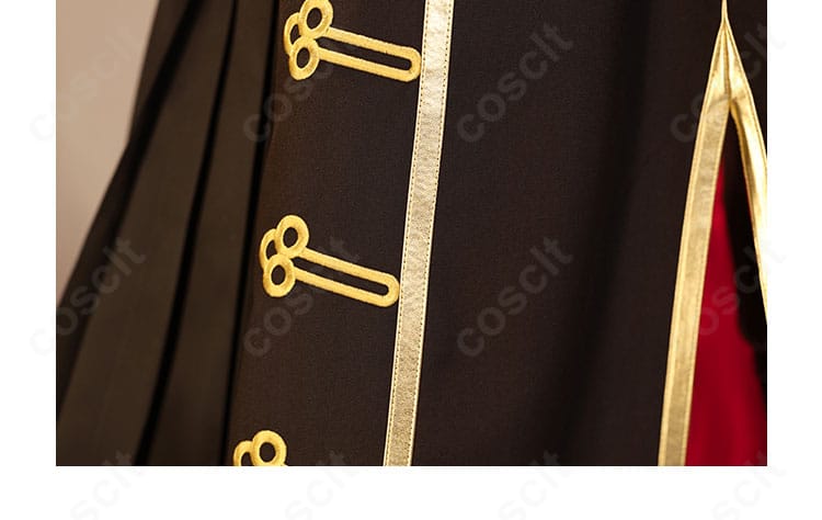 衣裾の装飾詳細。裾周りの縫製、ドレープの出方、ステッチの整いを示すクローズアップ。