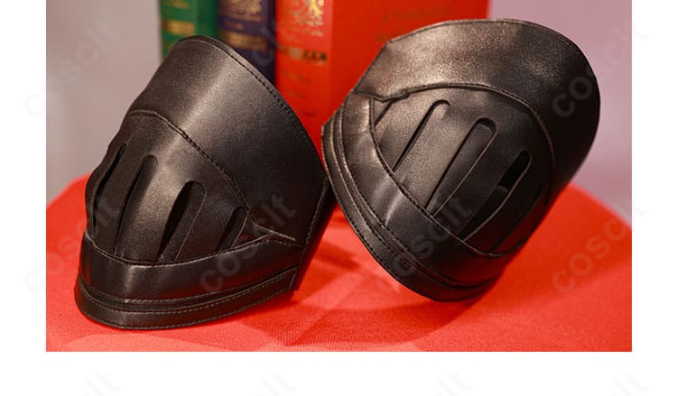 膝部アーマーの詳細。ニーパッドの形状、固定方法、パンツとの馴染みを見せる。