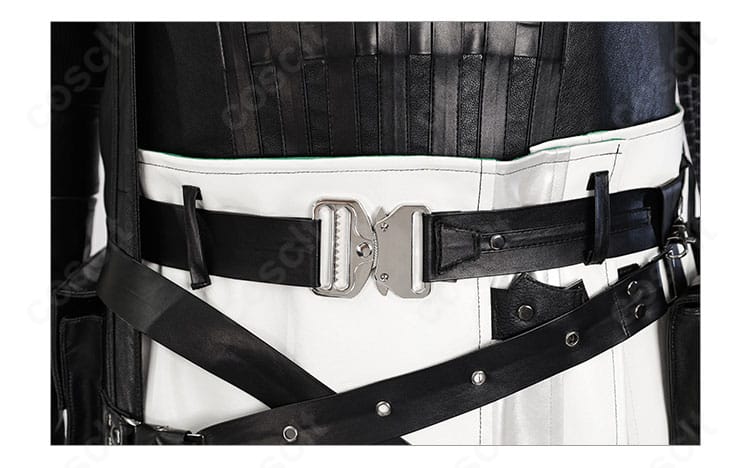 腰ベルトと金具のアップ。コルセットベルトの質感と留め具の構造