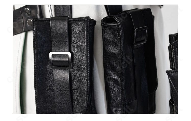 腰小物ポーチの詳細。FFVIIらしいユーティリティデザインの質感