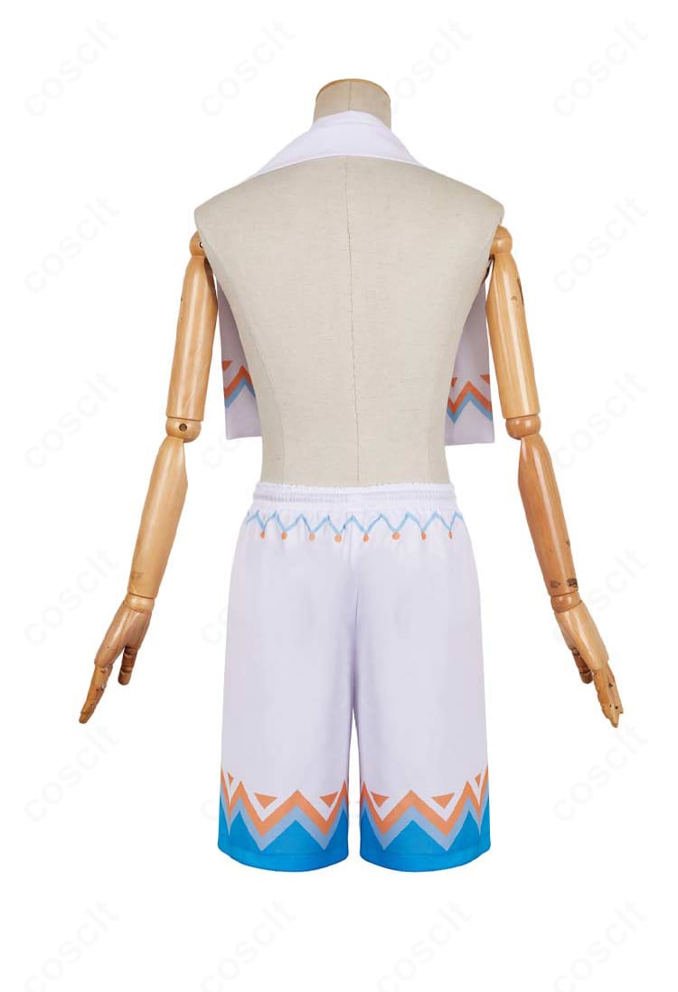 背面画像。マフラーの背中側の流れと、ヒップ周りの縫製ライン・フィット感が確認できる。