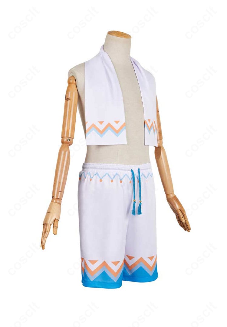 右側面のディテール。ショートパンツのカッティングとマフラーの落ち感が分かる、動きのあるシルエット表現。