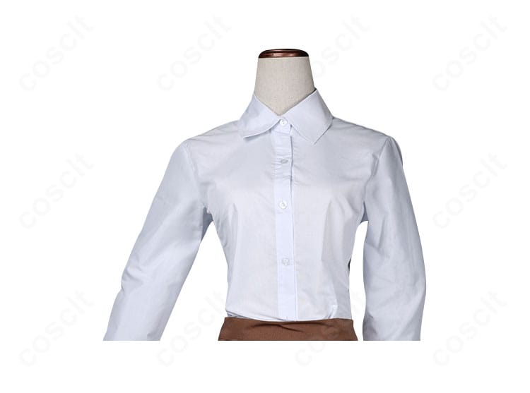 インナーシャツの正面ディテール。襟元の形状と前立ての縫製、清潔感のある質感をクローズアップ。