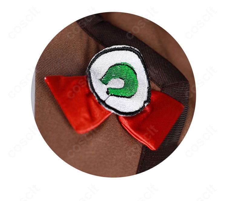 襟元装飾の近接写真。コートの襟周りのカーブとステッチ、首元の収まりの良さが見て取れる。