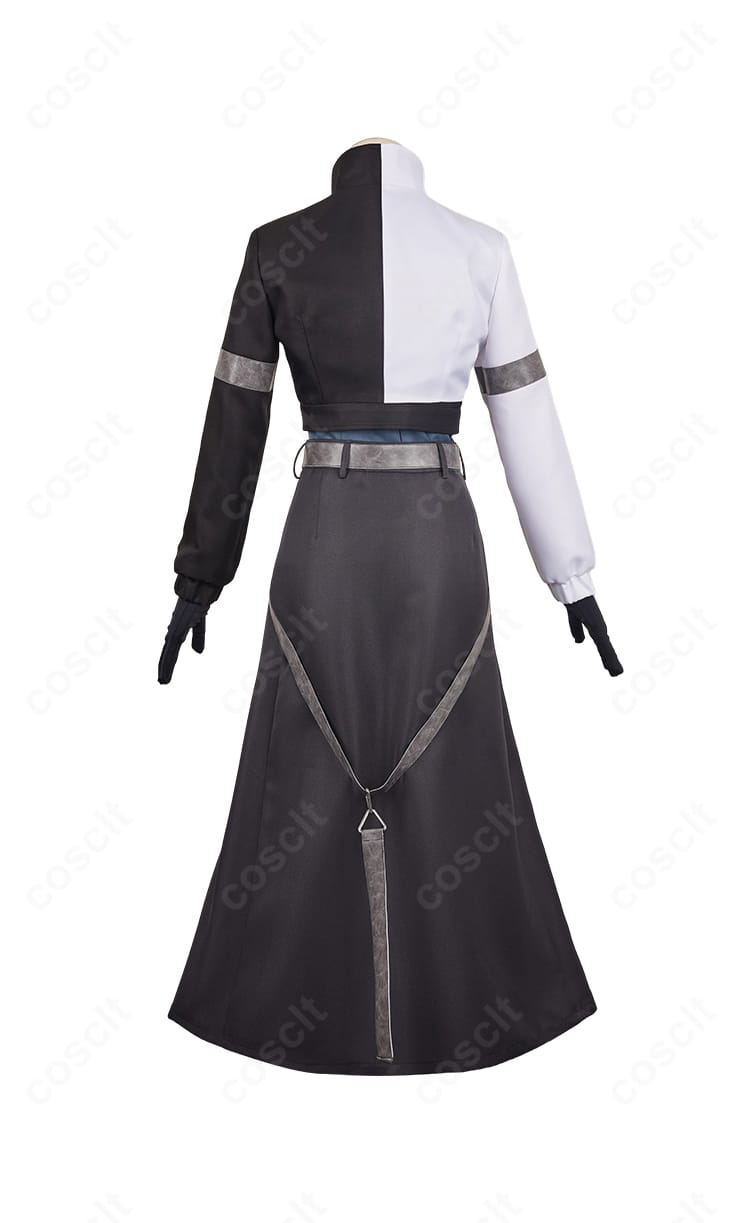 亜白ミナ 隊長制服コスプレ衣装の背面。背中のシームと裾のシルエット、ベルトの後部配置を確認