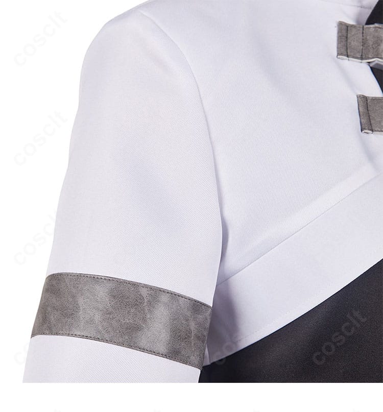 亜白ミナ衣装の肩・袖装飾ディテール。エポーレットと袖口の意匠が映えるクローズアップ