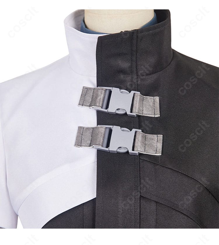 亜白ミナ衣装の襟元ディテール。刺繍と装飾パーツの配置、縁取りの仕立てが分かるクローズアップ