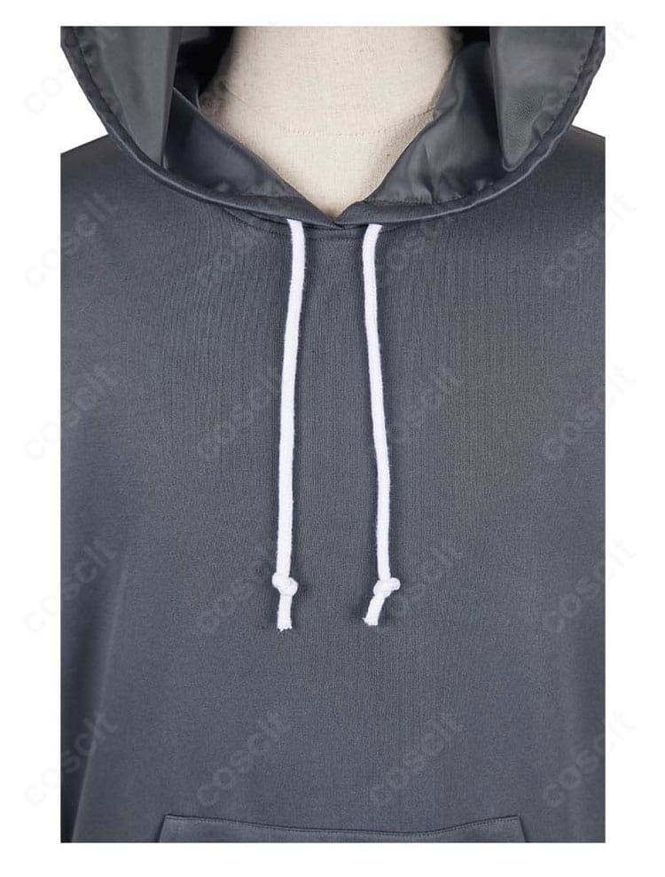 襟元ディテールのクローズアップ。ステッチワークと装飾パーツの質感を確認できる写真