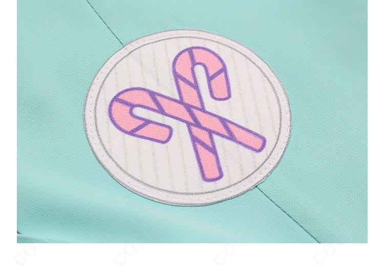 コート背面のデザイン意匠を別角度で提示。裾のラインと装飾間の距離感が分かる。