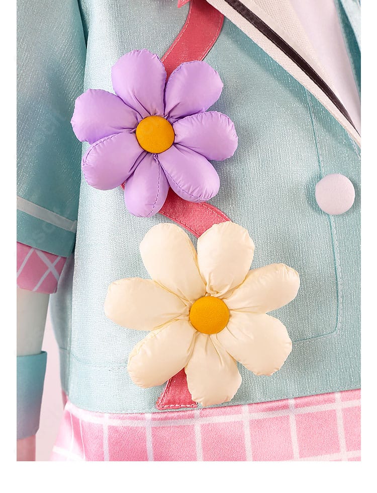 コートの花柄装飾ディテール。発色の良いプリントと縁取りの仕上げでステージ映えを強調。