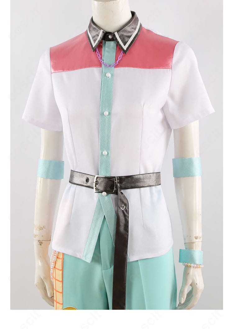 腰帯装飾のディテール。ベルトの質感と留め具、チャームの配置が分かる近景。