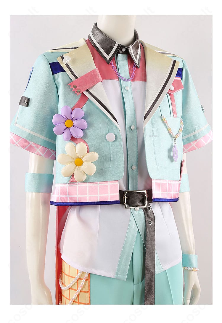 衣装の装飾ディテール。胸飾り・手首飾り・チャーム類の質感と取り付け方法の近接画像。