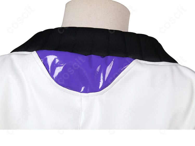 ウエストベルトと装飾パーツの近接写真、質感と留め具の再現性