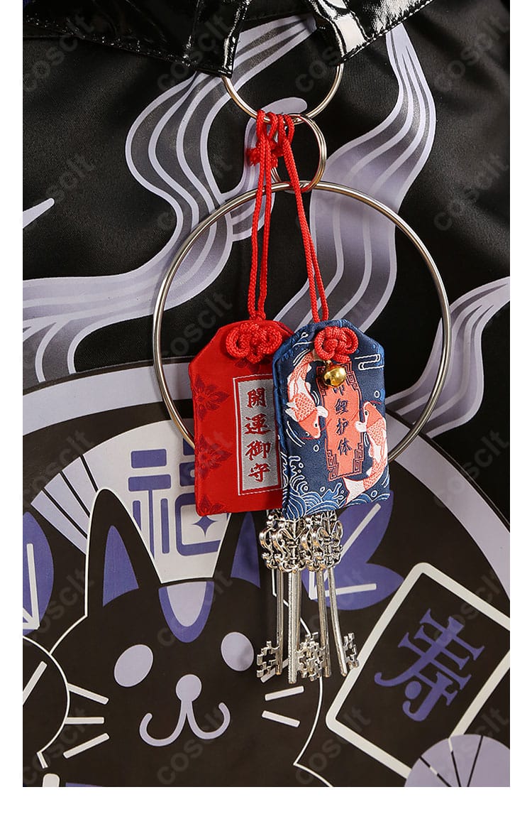 象徴的な鍵モチーフのアクセサリー再現。巌窟王のイメージを印象付ける重要ディテール。