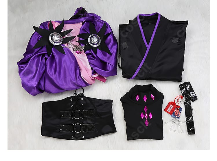 セット内容一覧。マント、和服、インナー、コルセットベルト、ベルトが一式そろった全体画像。