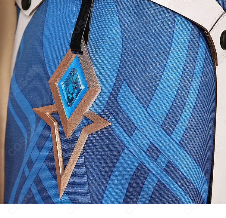 サンデー新衣装の腰飾りディテール。金属調アクセサリーの存在感が際立つアップショット。