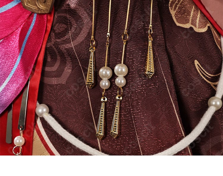 腰間装飾の接写。揺れるパーツと象徴的モチーフがシルエットに立体感を加える。