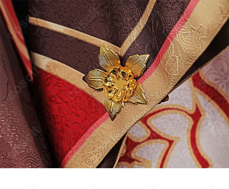 袖口の花飾りアップ。刺繍と立体パーツの組み合わせが可憐なアクセントに。