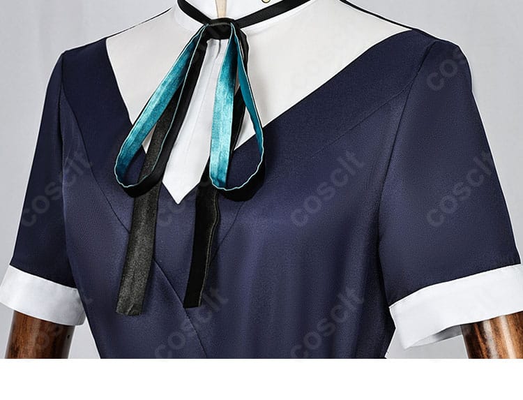 肩周りの装飾ディテール。エレガントなライン取りと縁の仕上げ。