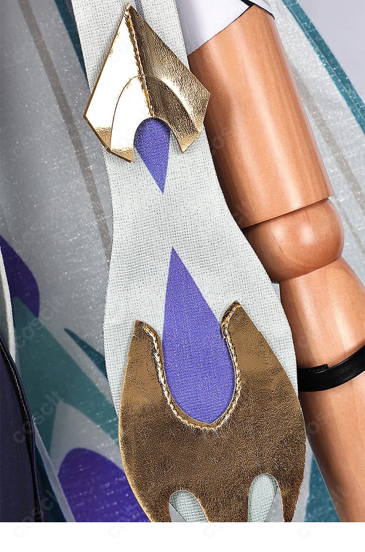 ヴィタ衣装の肩飾り全景。多層パーツの重なりと精巧な作りを確認できる画像。