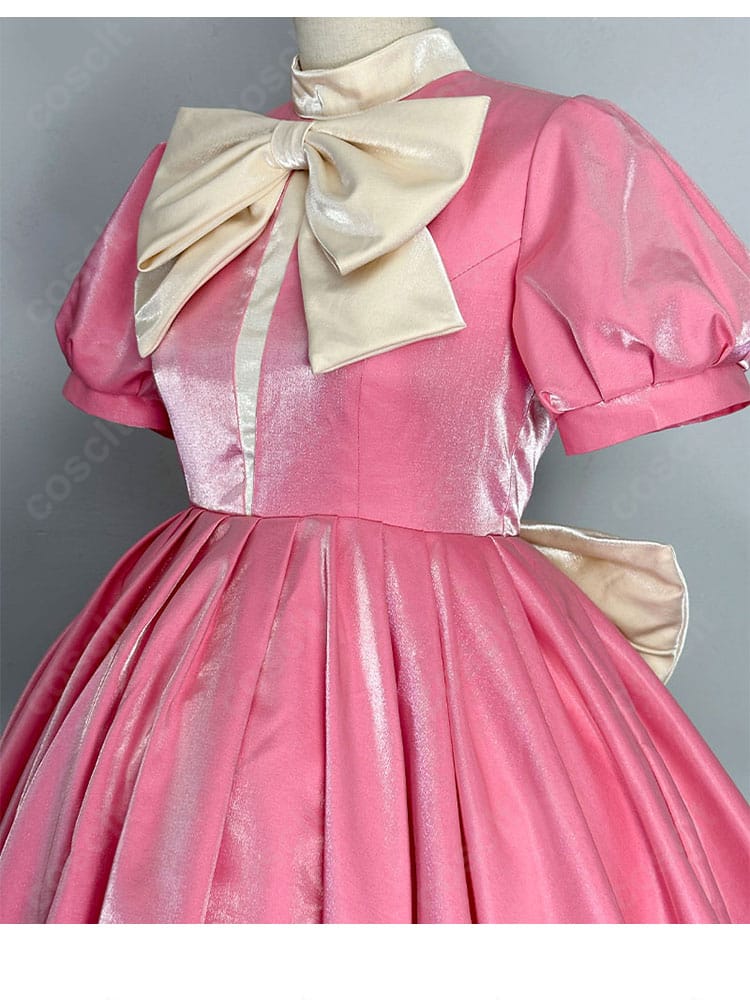 バトルコスチュームの背部大型リボンのクローズアップ。芯入りで立体感のある蝶結びの質感と縫製が分かります。