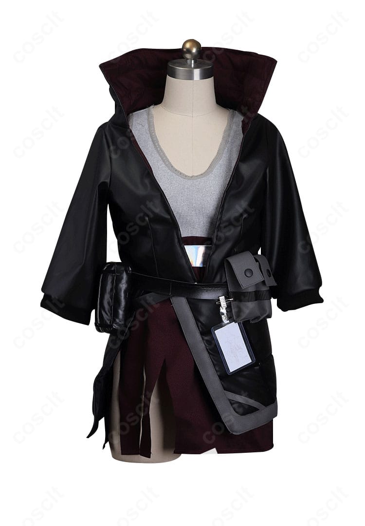 アークナイツ ホルン衣装のフロントディテール。襟・肩章・配色ラインと前開きの留め具を精密再現したクローズアップ。