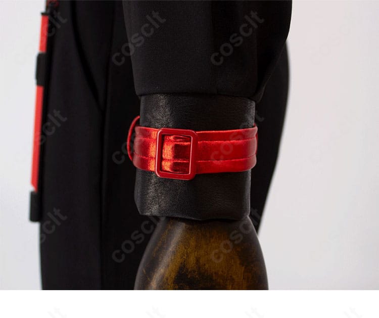 袖口部分の装飾クローズアップ。カフの形状と金属パーツの質感が伝わる画像。