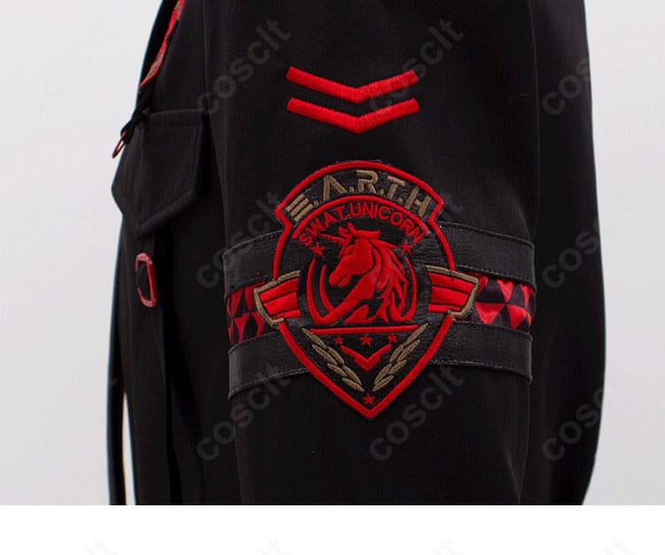 左肩の装飾ディテール。肩章と装飾パーツの配置が把握できるファン向けショット。